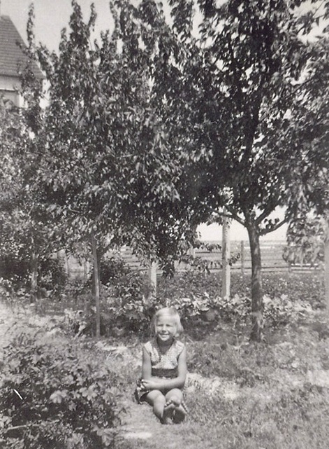 Florentina Pakosta als Kind im elterlichen Garten, 1941 